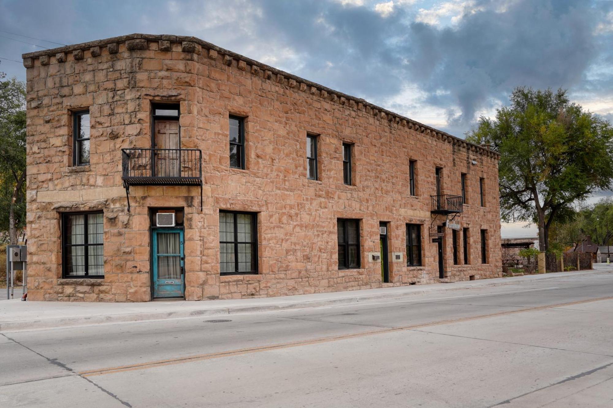 Flatiron Suite 103 - Historic Sandstone Hotel Hot Springs Buitenkant foto